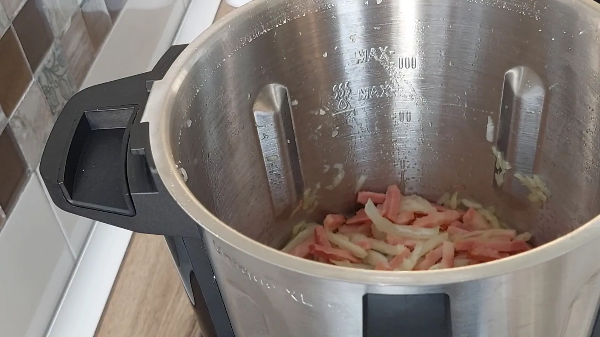 Cocinando bacon y cebolla