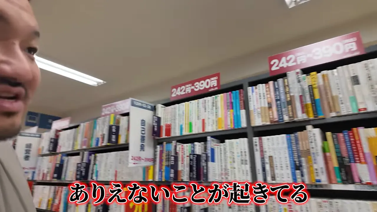 書棚の横に置かれた青い買い物カゴ