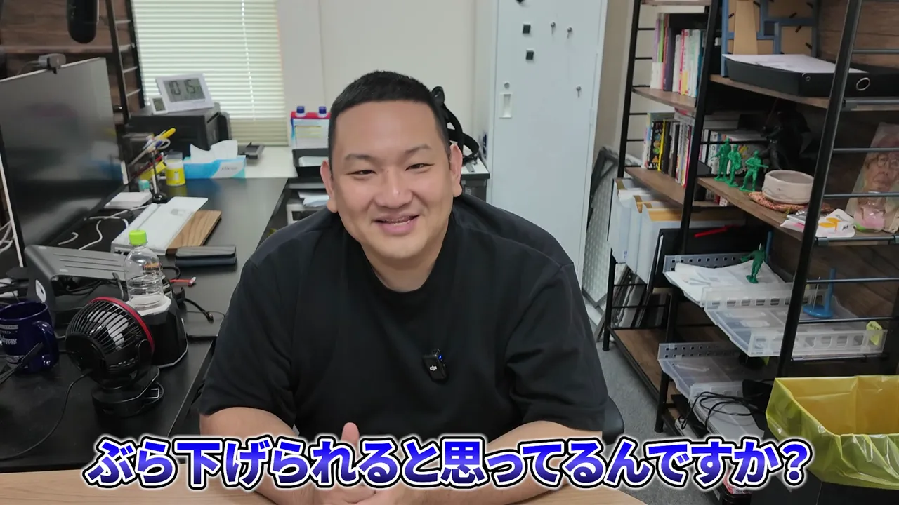 男性と、1着あたり250円から皆さんにという仕入れ価格の説明テロップ