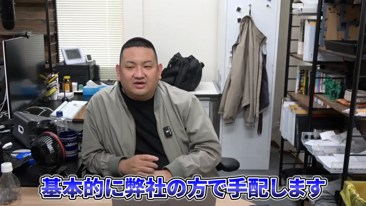 古着買取の回収方法について説明する様子（少量案件に対応）