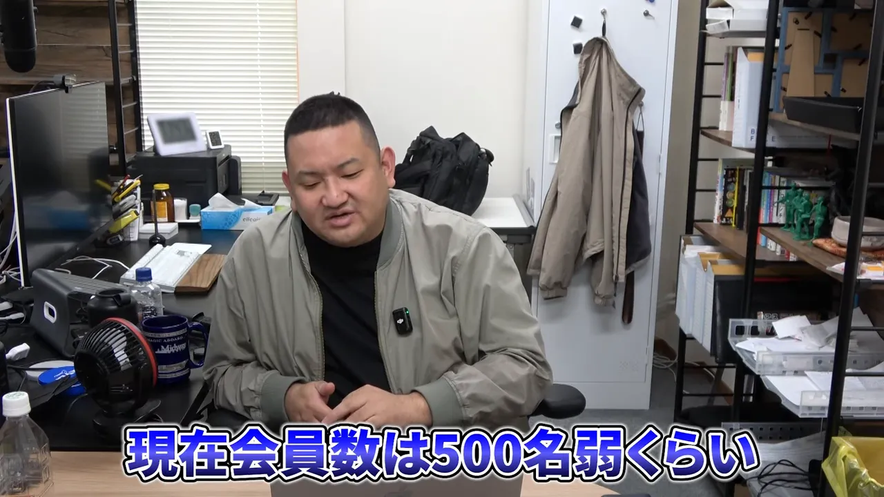 会員数が増えている現状を説明するスタッフ（倉庫内）