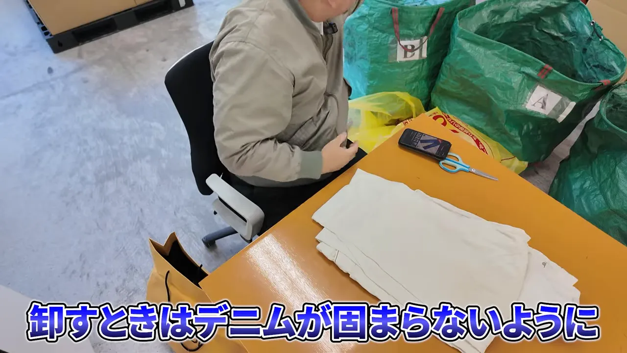 仕分け作業中のテーブルと同じブランドや品種が固まらないように仕分けるという文字