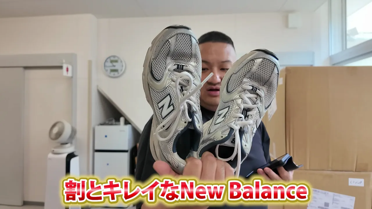 グレーのニューバランスのスニーカーを左右並べて正面に見せている様子