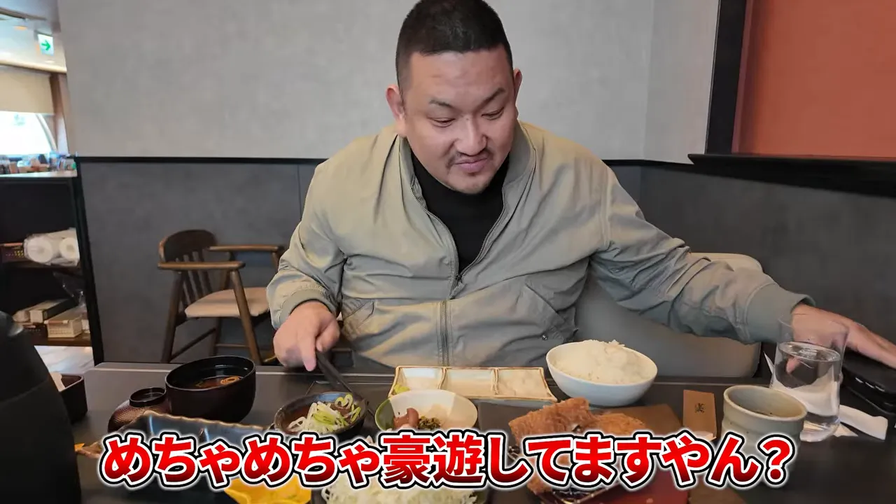 とんかつ定食の皿とご飯、味噌汁、小鉢が並んだテーブル