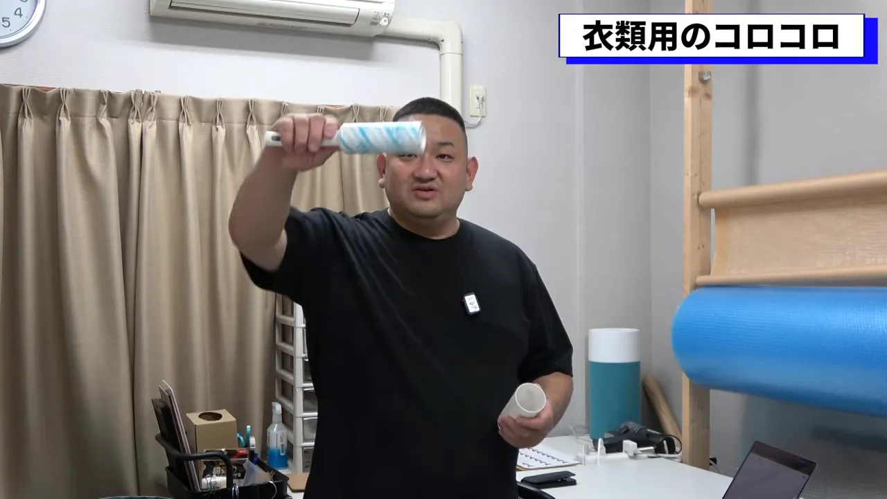 衣類用のコロコロを手に持って見せる、ホコリ取りの実演シーン