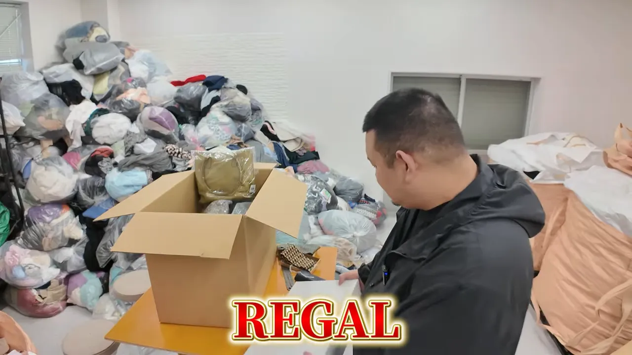 倉庫で古着の箱から商品を取り出す作業者(ブランド靴の文脈)