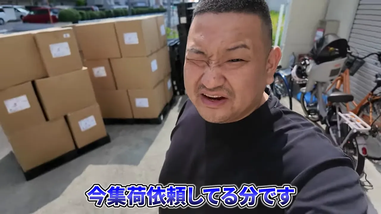 倉庫の外に複数の発送用段ボールがパレット上に積まれている
