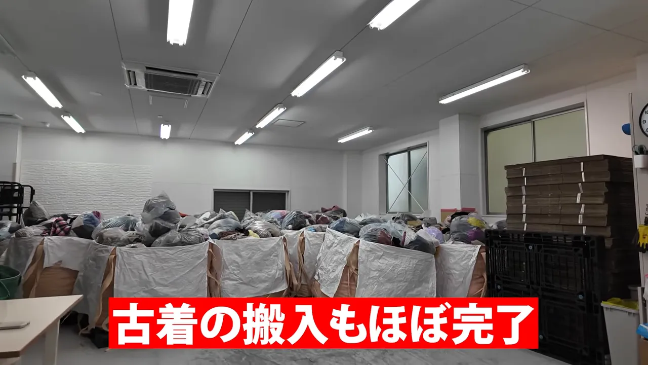 古着のフレコンが積み上がり倉庫が埋まっていく様子（搬入後）