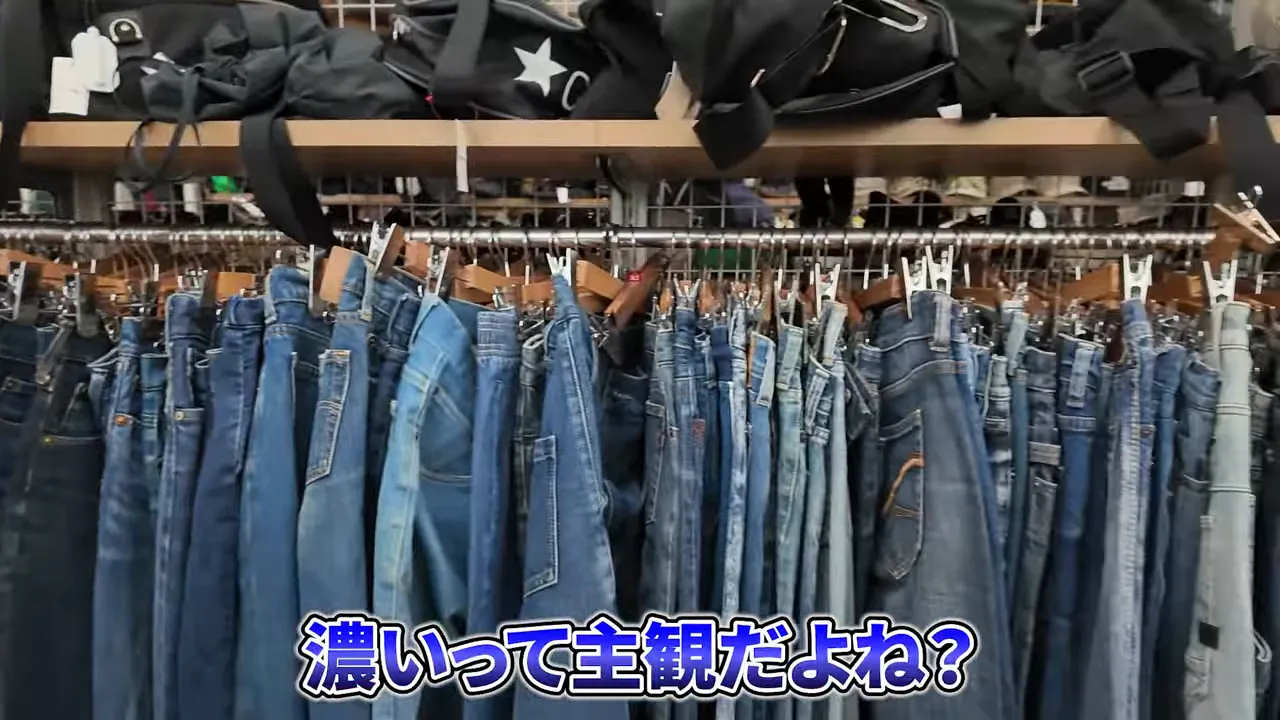 ラック一面に並んだ多数のデニムパンツ