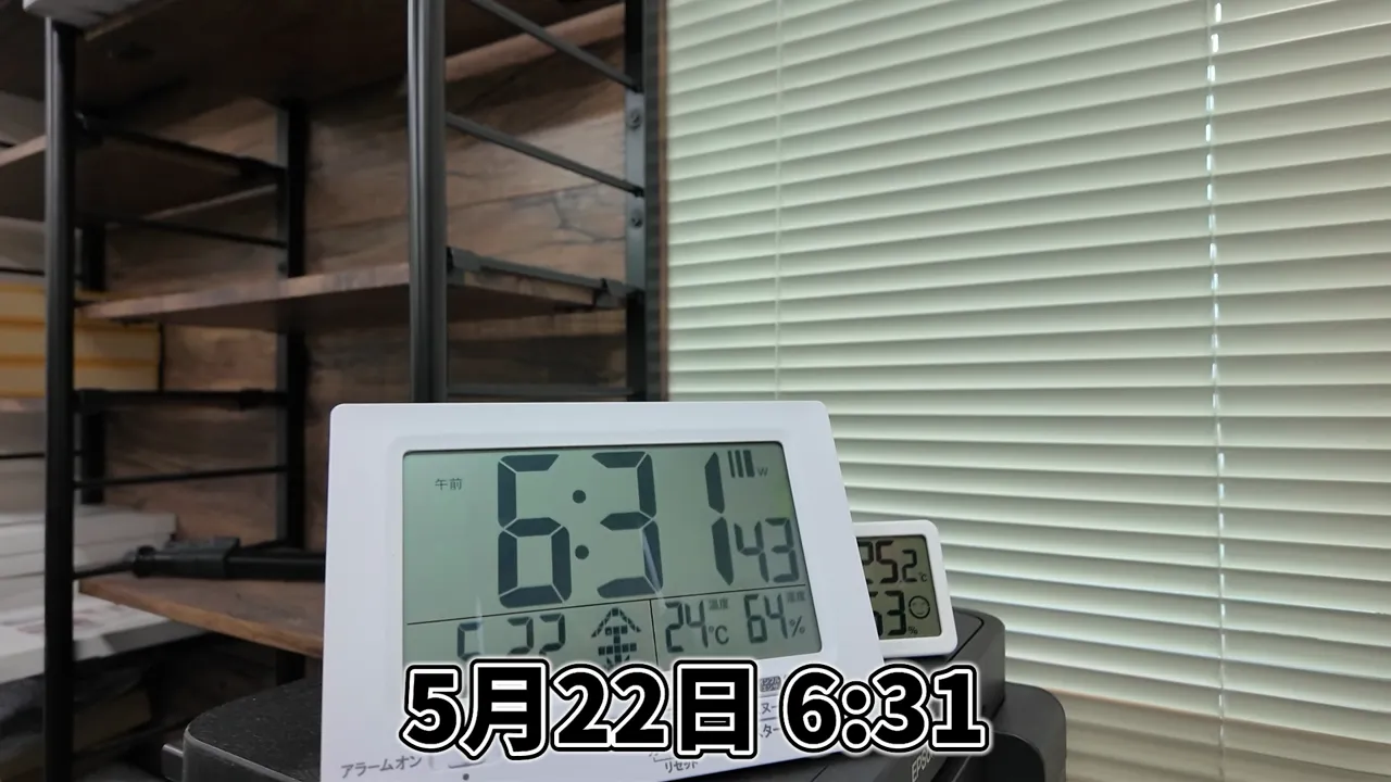 倉庫の棚とブラインドの前に置かれた6時31分表示のデジタル時計