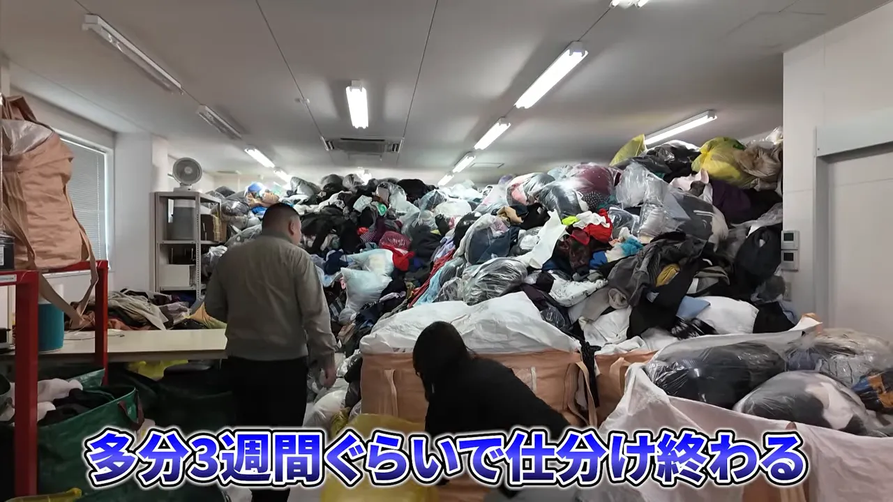 倉庫奥まで詰まった大量の古着の入った梱包袋