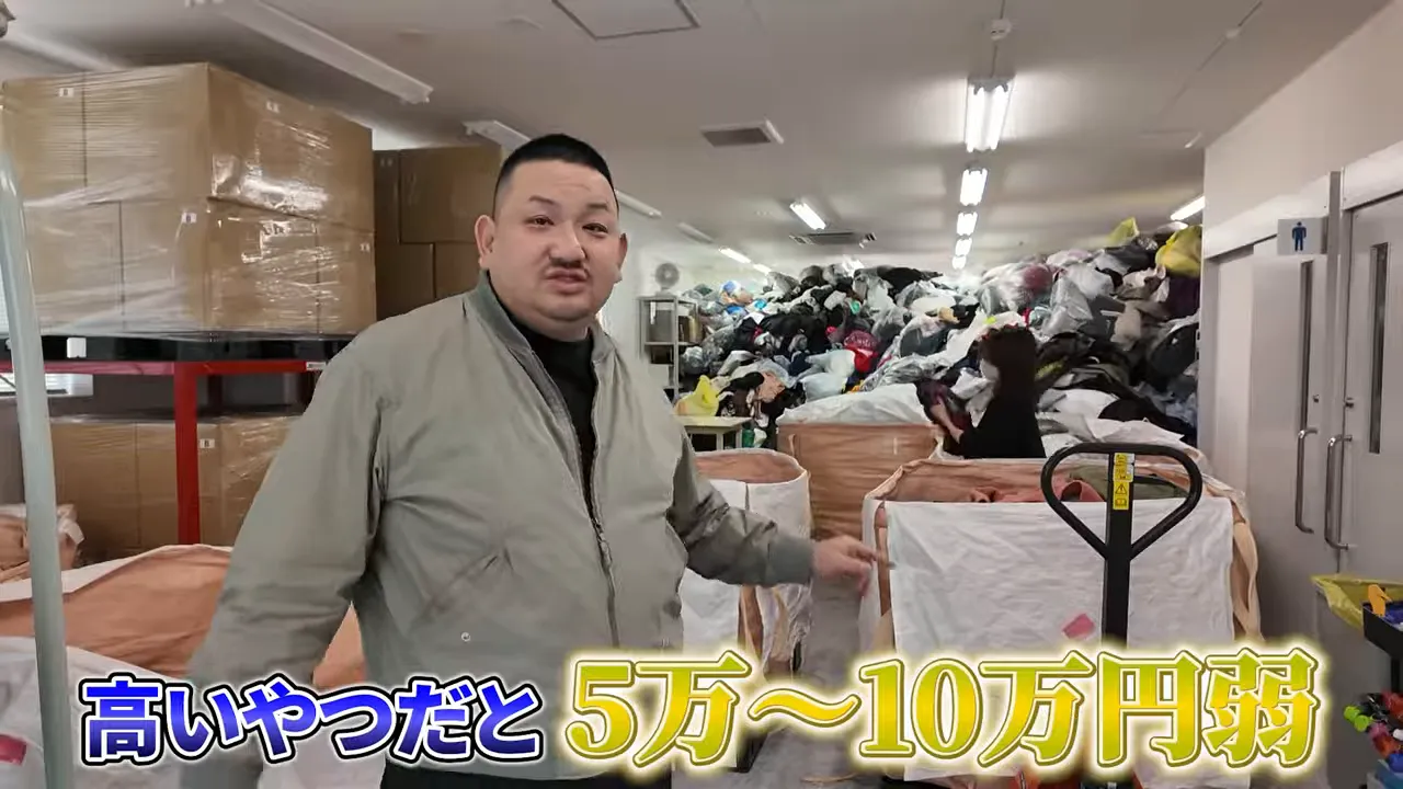 倉庫内で大量の古着（20トン規模）を前に価格帯を説明する様子