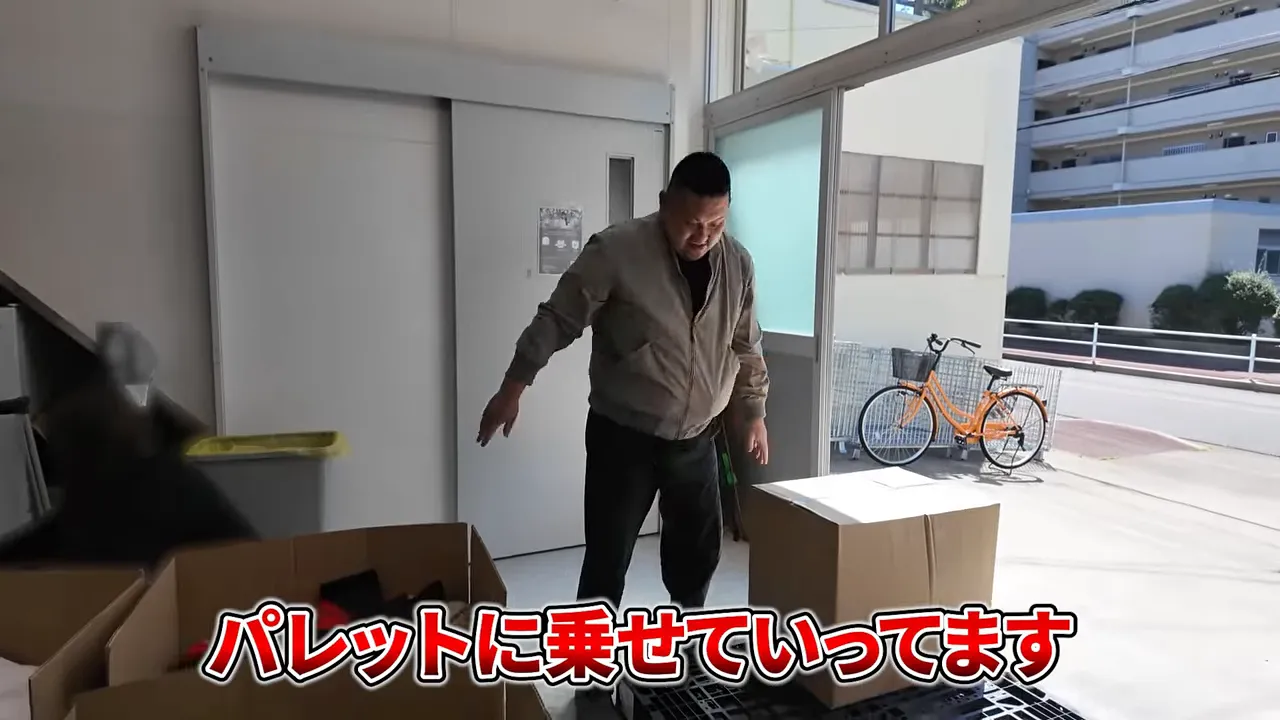 梱包済みの箱を出入口付近でパレットに乗せている様子