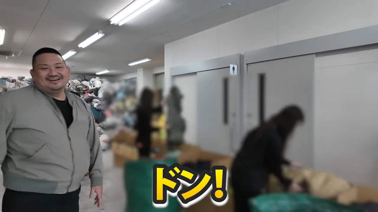 掛け声とともに古着を箱へ入れる作業をしている様子