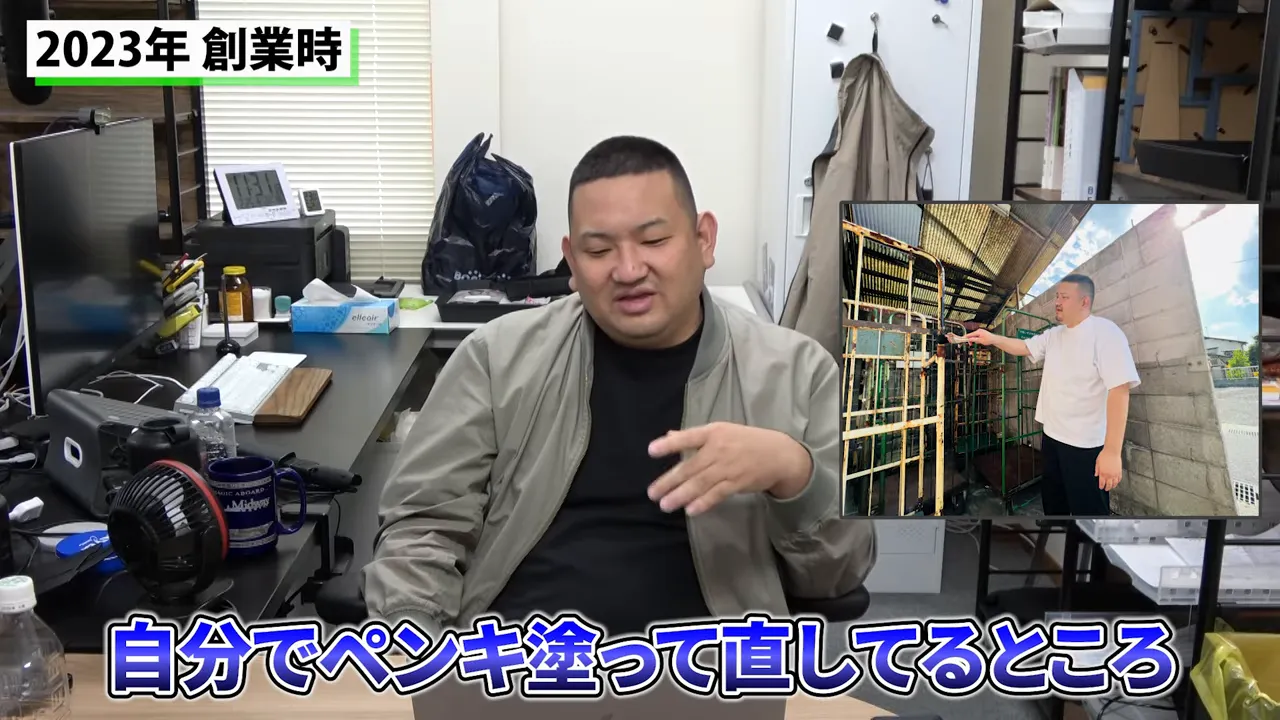 カゴ台車を自分でペンキ塗装して整備する様子（創業期）