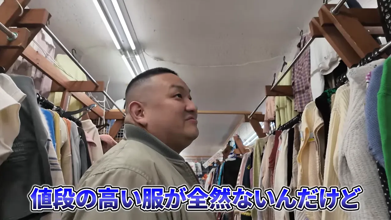 古着棚を見渡しながら状況を確認する様子