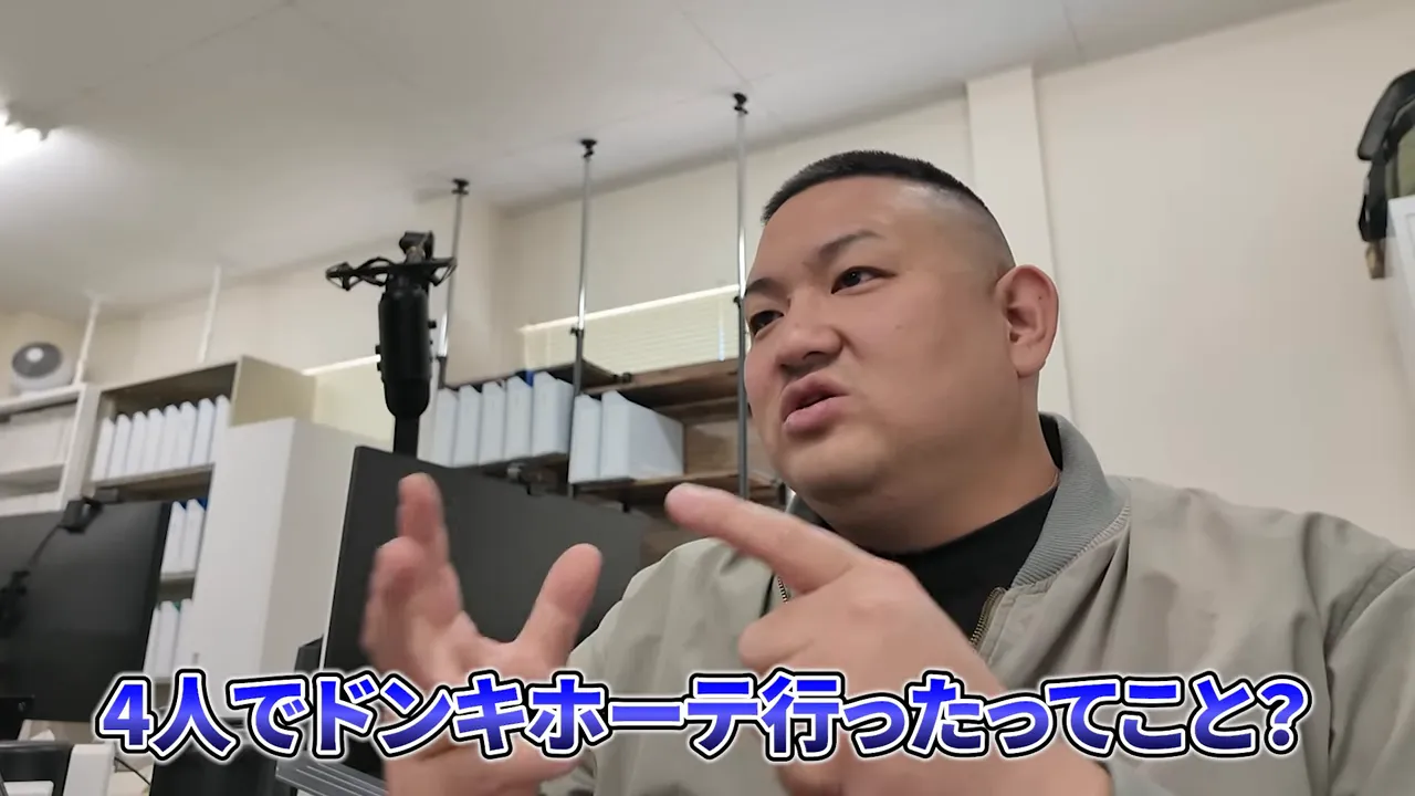 講師が同行が4人で行われたと示すジェスチャーの場面