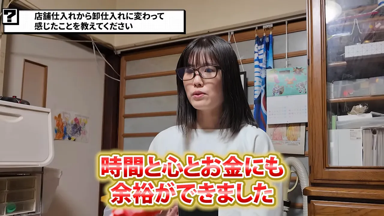 インタビューで在宅の余裕について語る女性、テロップに「時間と心とお金にも余裕ができました」