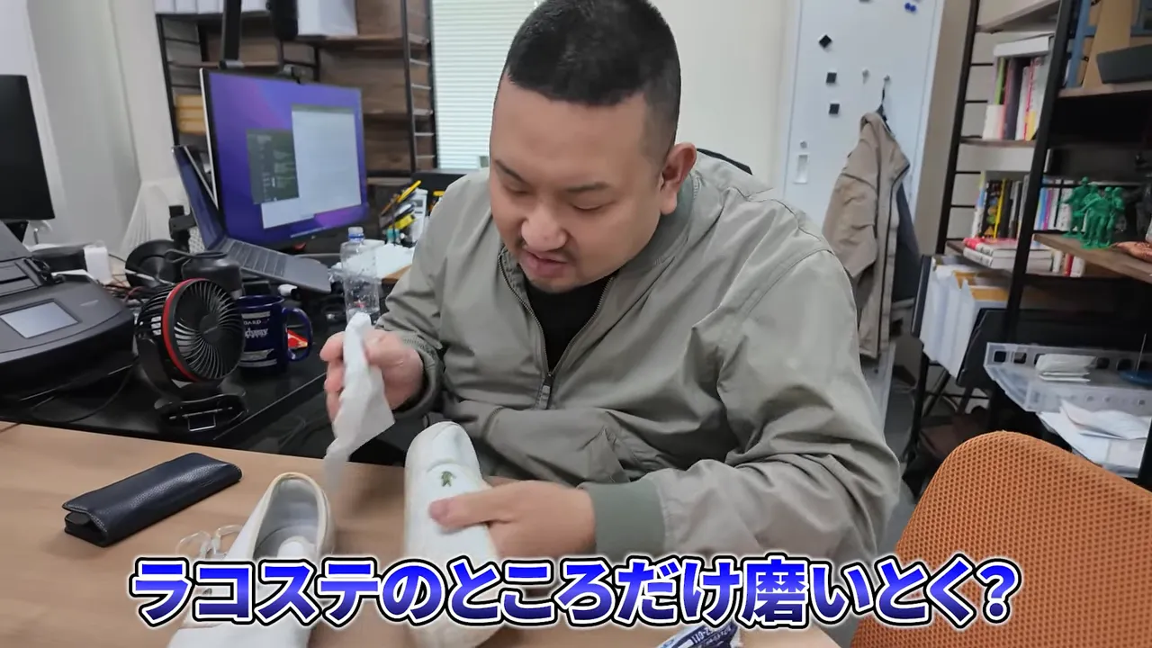 白いラコステのスリッポンのロゴ部分をおしぼりで拭いている手元