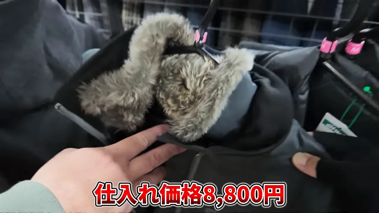 仕入れ価格8,800円と表示されたフライトジャケットの写真