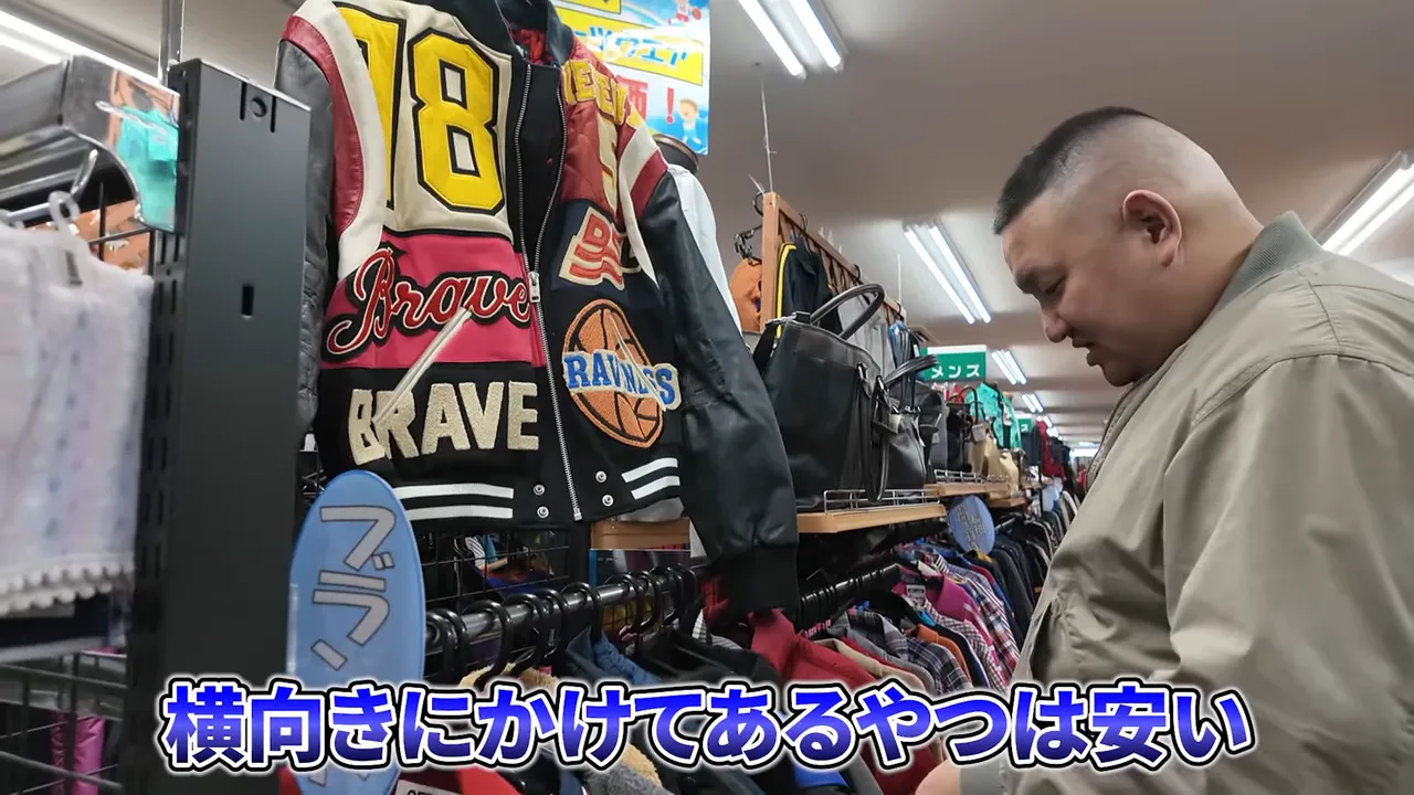 前に掛かったジャケットと服を検品する人物の様子