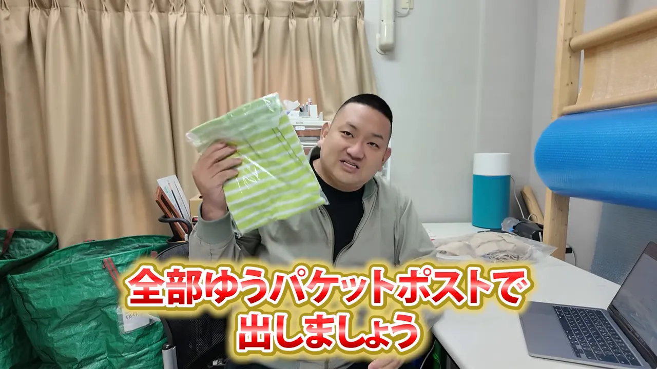 緑のストライプの梱包を掲げてゆうパケットポストで送れることを示す説明者