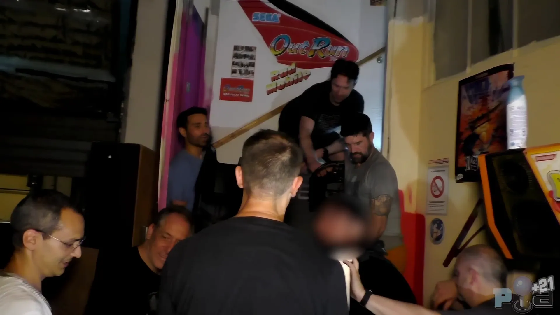 Descente collective d'une borne d'arcade dans un escalier
