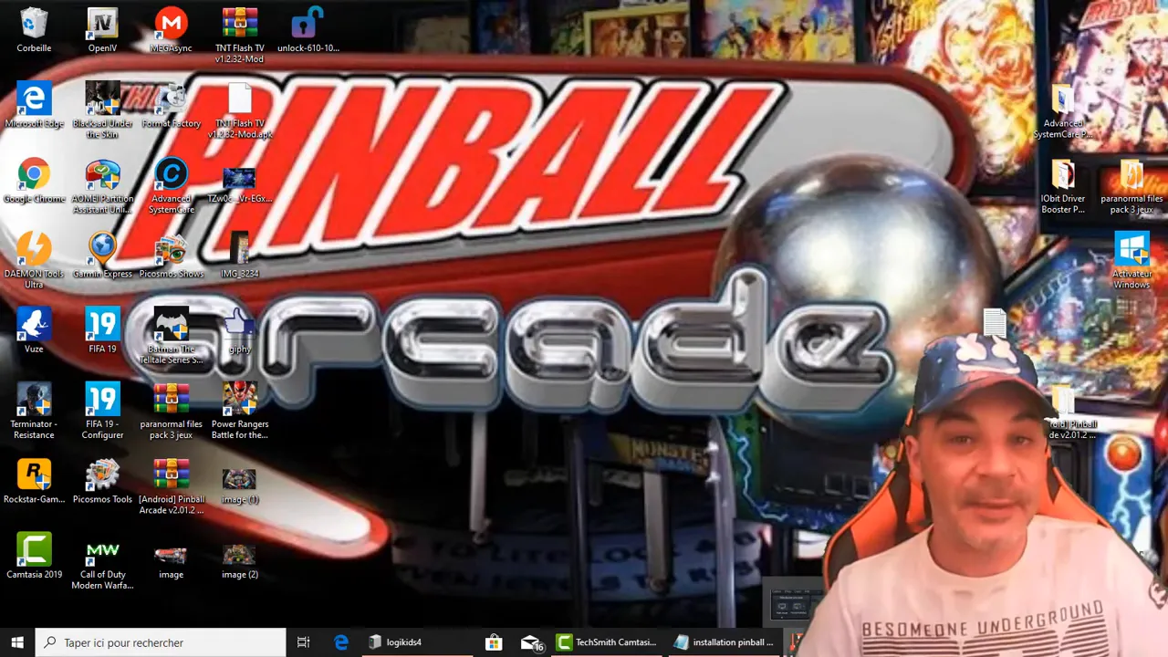 Bureau affichant le logo Pinball Arcade en grand et l'animateur en incrustation discrète