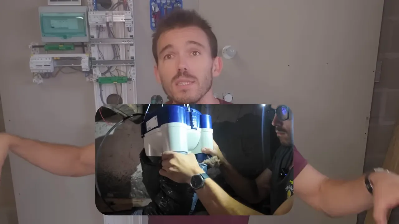 Installation d'un appareil de ventilation (VMC) montrée en gros plan superposé au présentateur