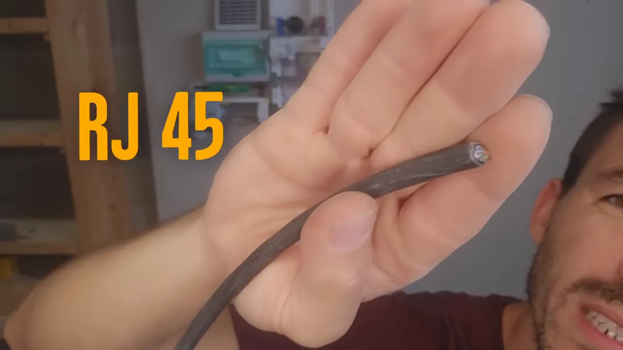 Gros plan sur l'extrémité d'un câble avec texte 'RJ 45' visible à l'écran