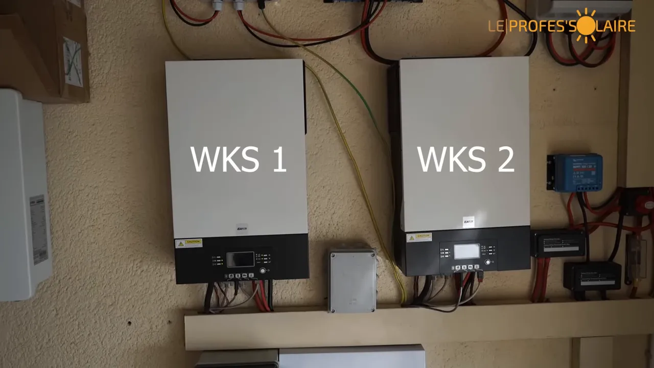 Deux onduleurs WKS côte à côte montrant la configuration d'alimentation et le câblage