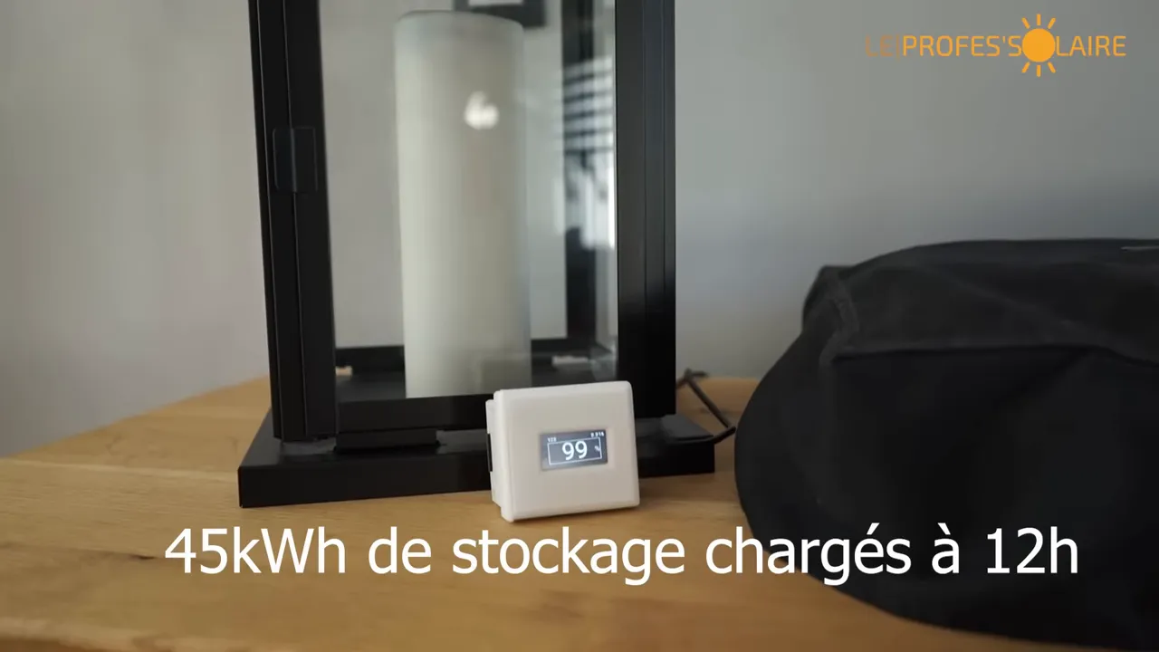 Boîtier affichant 99% avec la mention 45kWh de stockage chargés à 12h