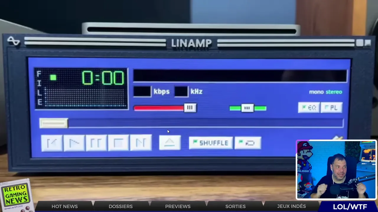 Écran tactile affichant une interface audio inspirée de Winamp avec playlist et contrôles