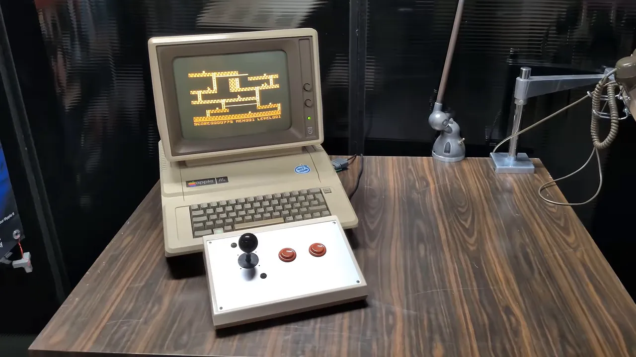 Apple II affichant Lode Runner sur un écran ambre avec un joystick à deux boutons