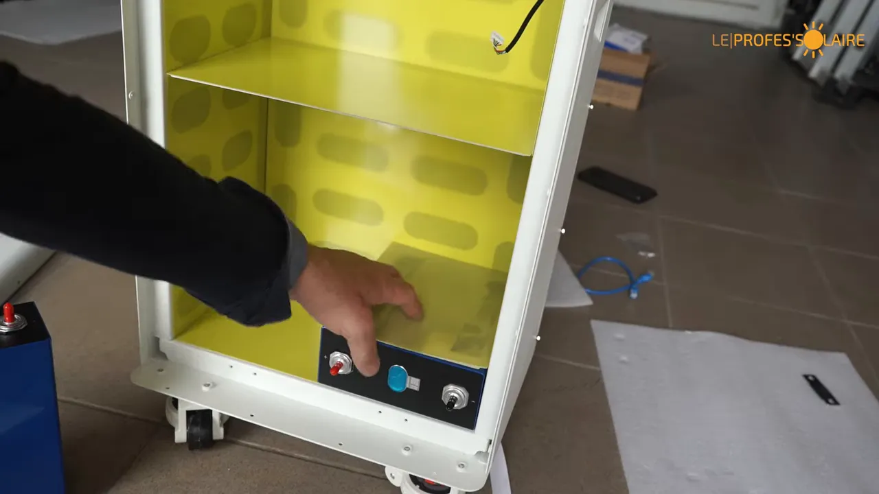 Intérieur du boîtier recouvert de plaques isolantes jaunes prêt à recevoir les cellules
