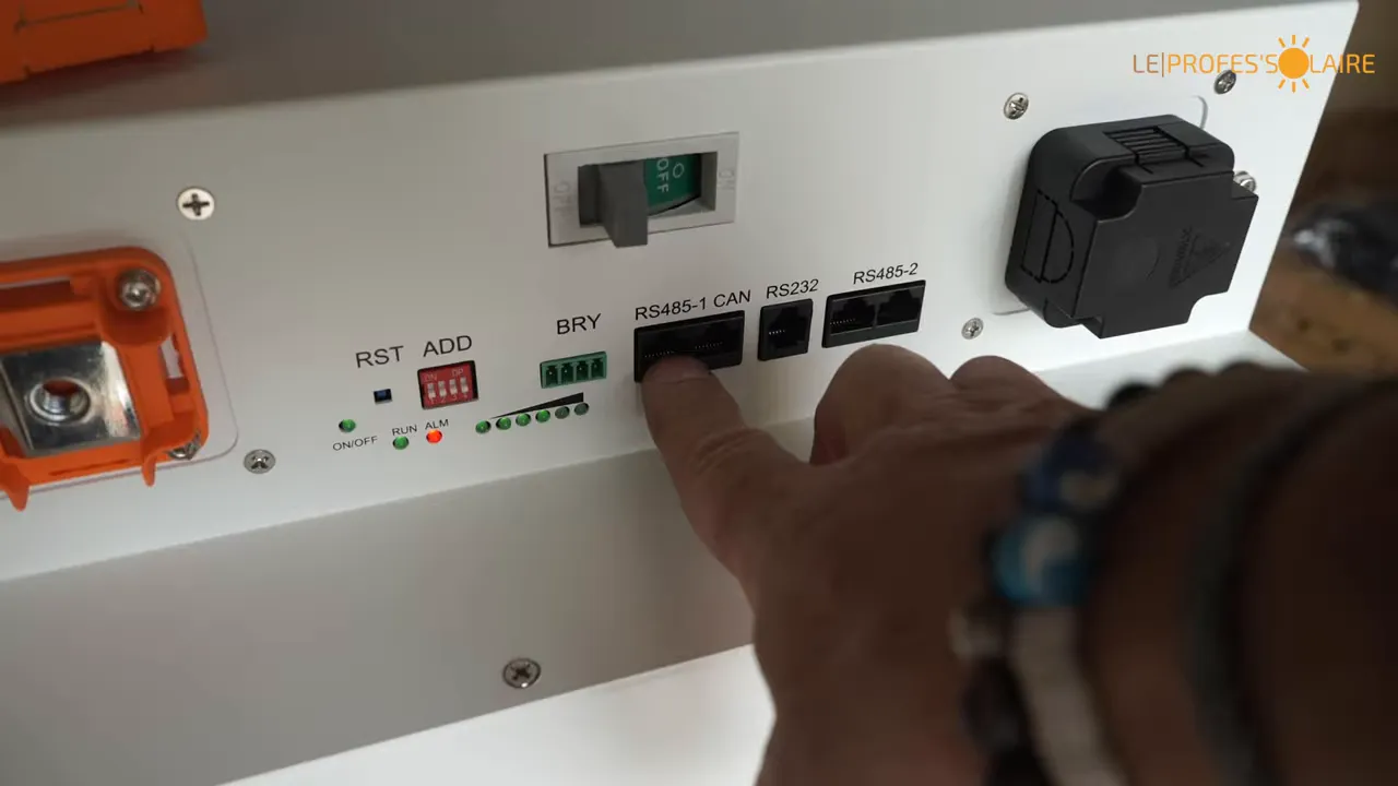 Panneau arrière du boîtier avec ports RJ45, interrupteur, micro-switch et connecteur noir