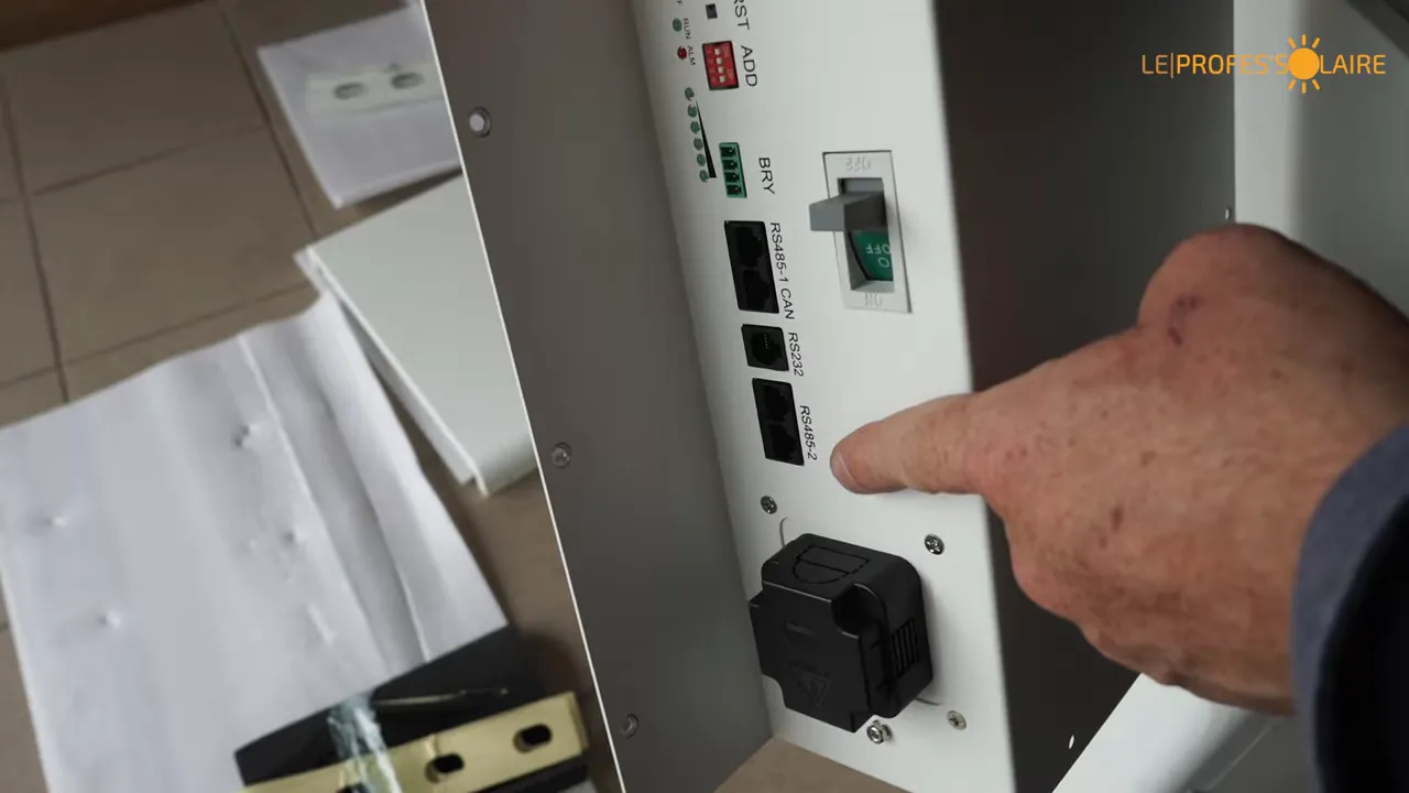 Face arrière de la plaque technique avec ports RJ45, interrupteur et connecteurs de puissance