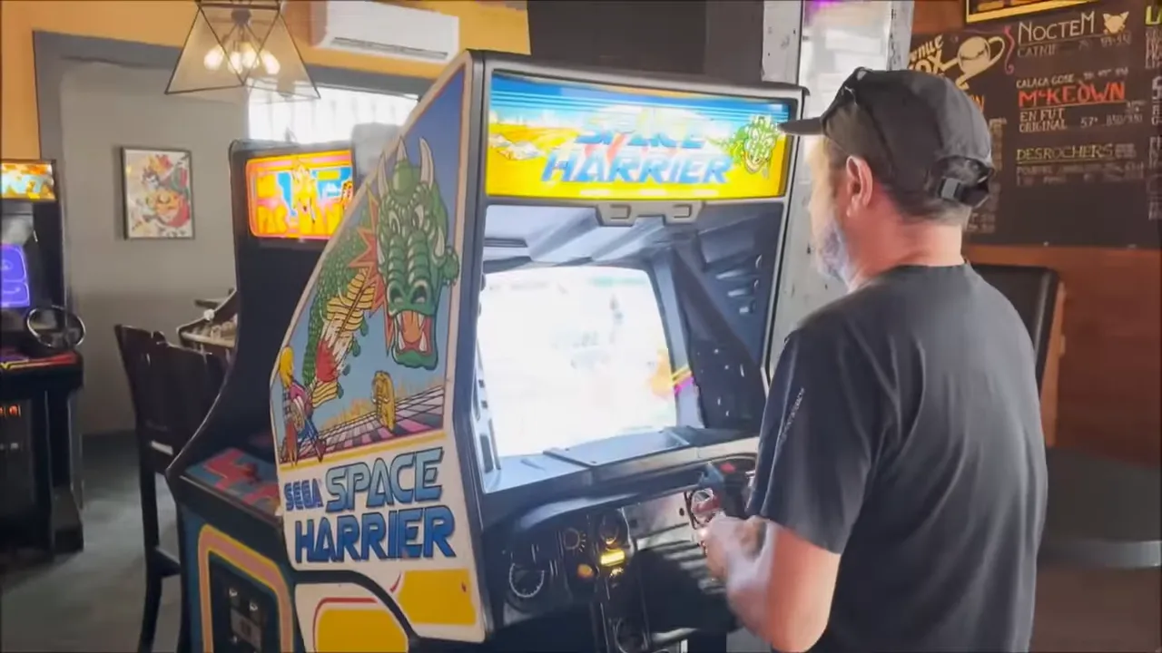 Borne Space Harrier restaurée en fonctionnement avec joueur devant l'écran