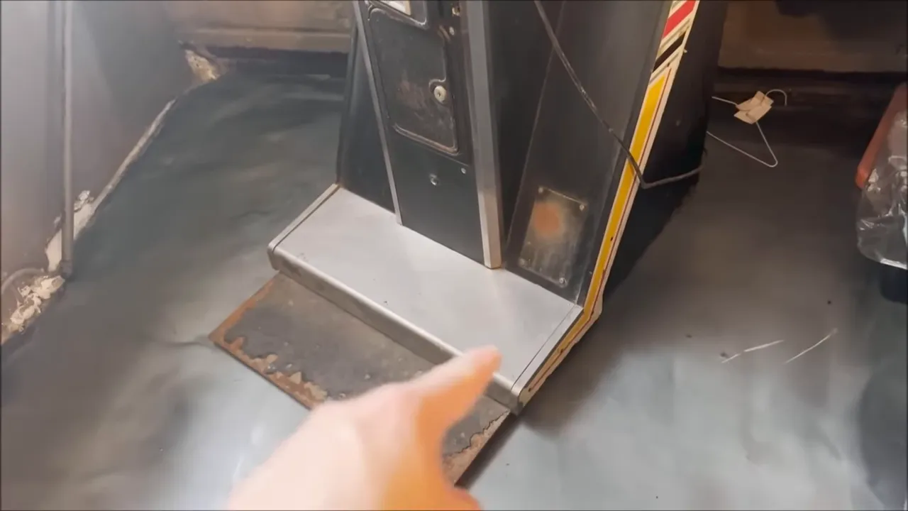 Base avant du cabinet Sega avec grande plaque métallique de conversion