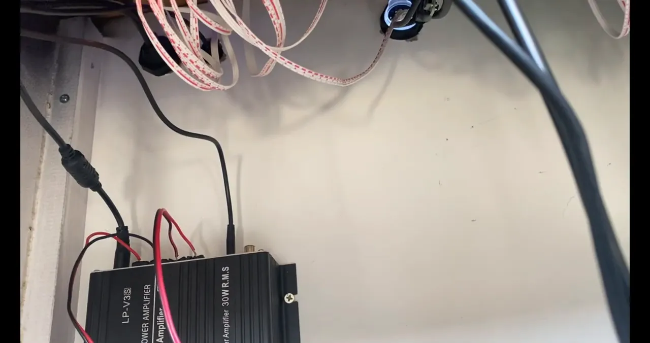 Installation du subwoofer et positionnement du verre devant l'écran