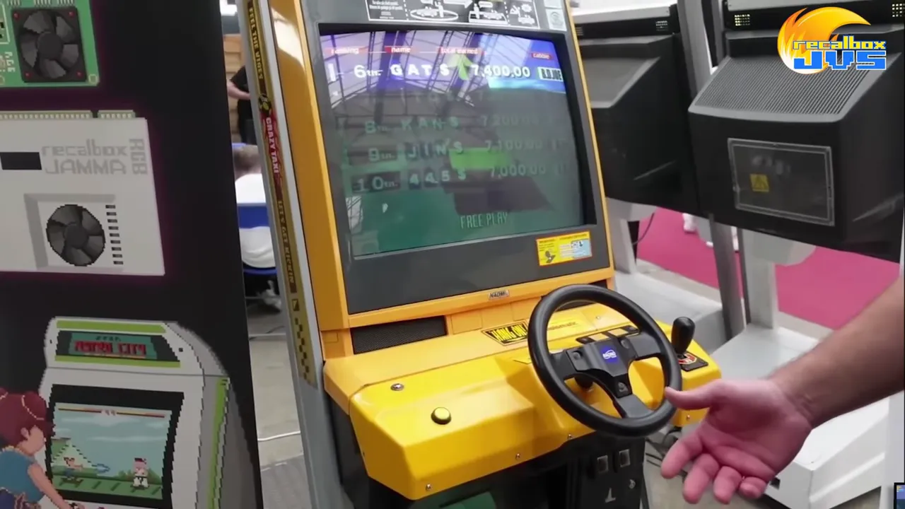Borne de course jaune avec volant, pédales et écran allumé montrant une interface de sélection