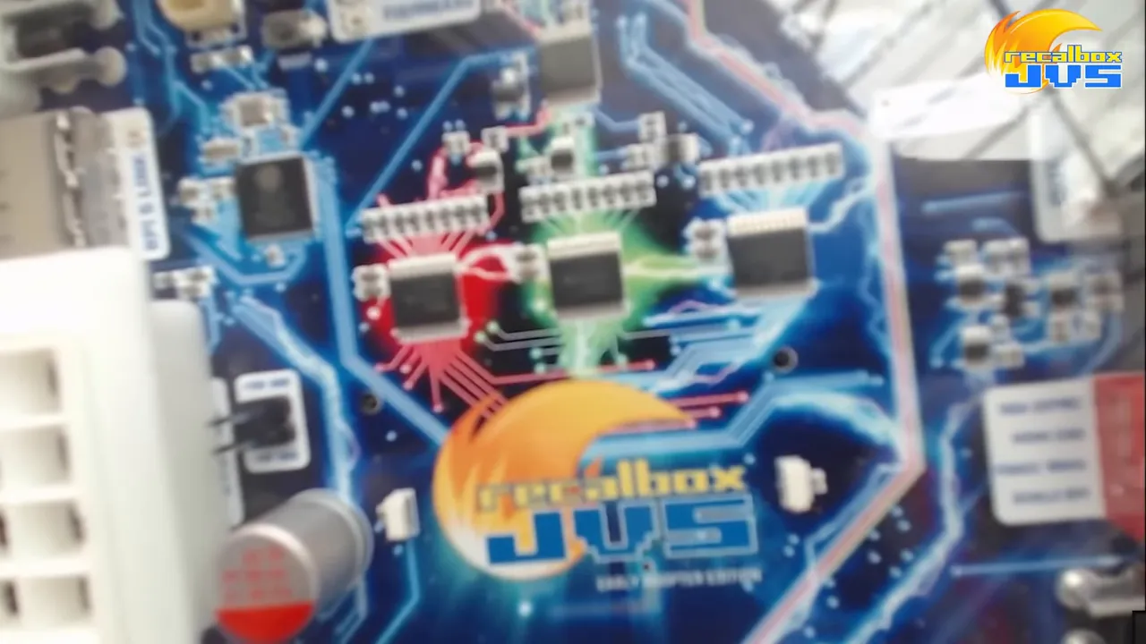 Boîtier blanc Recalbox JVS tenu en main avec PCB visible sous une façade transparente