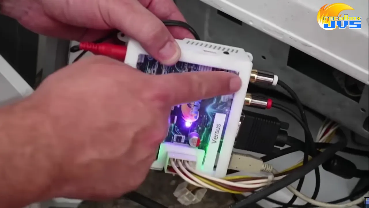 Petit boîtier Recalbox JVS connecté avec plusieurs câbles derrière deux bornes