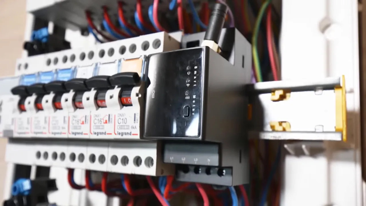 Module capteur posé sur le tableau pour mesurer la consommation totale