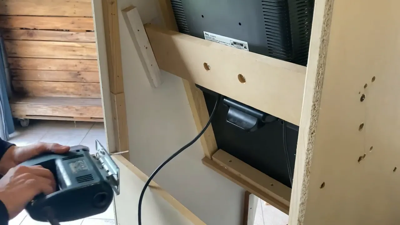Découpe pour l'ampli à l'arrière de la borne