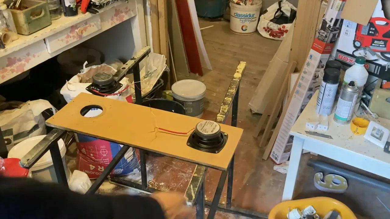 Découpe du panneau avec la scie sauteuse