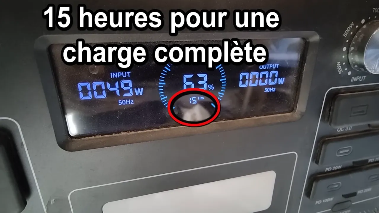 Écran de la FOSSiBOT indiquant 63% et une estimation de 15 heures pour une charge complète