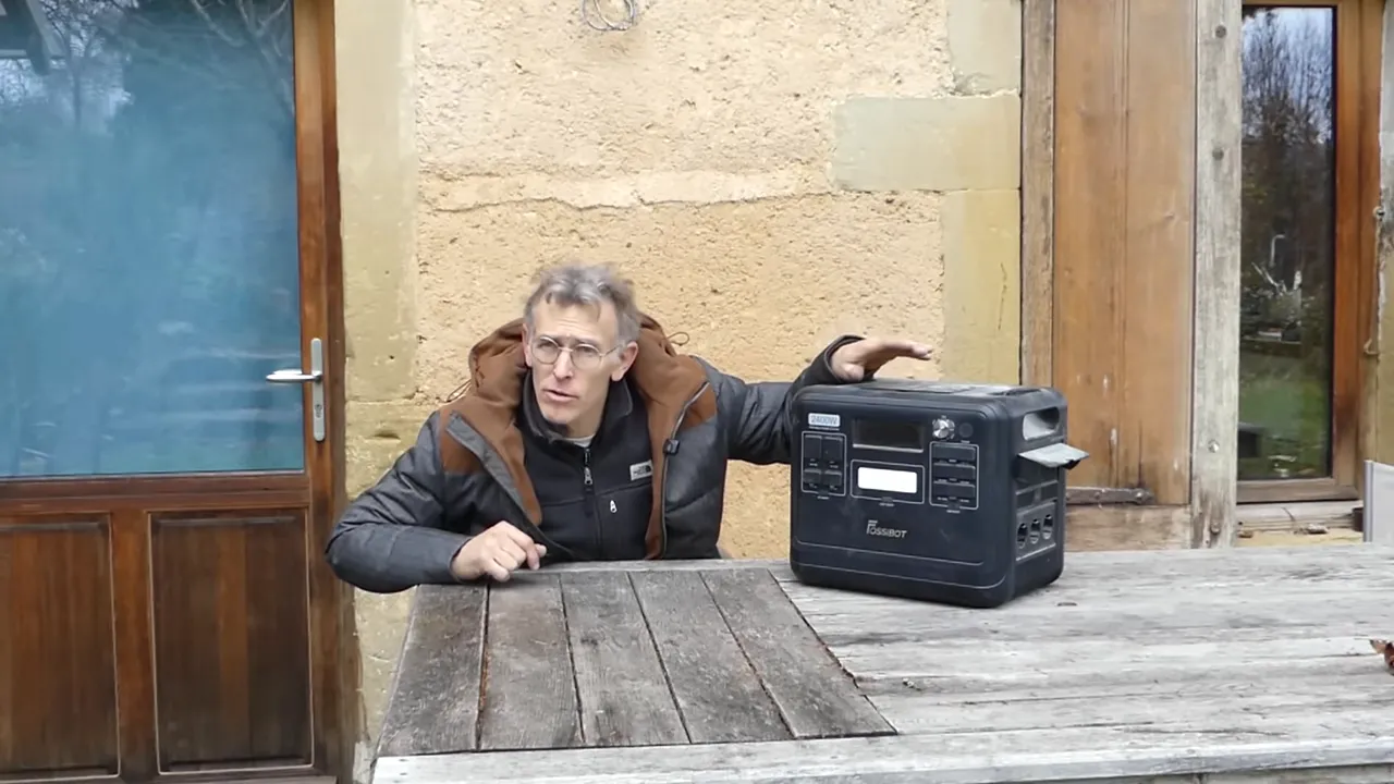 Vue générale de la station solaire FOSSiBOT F2400 à côté de l'auteur lors d'une démonstration