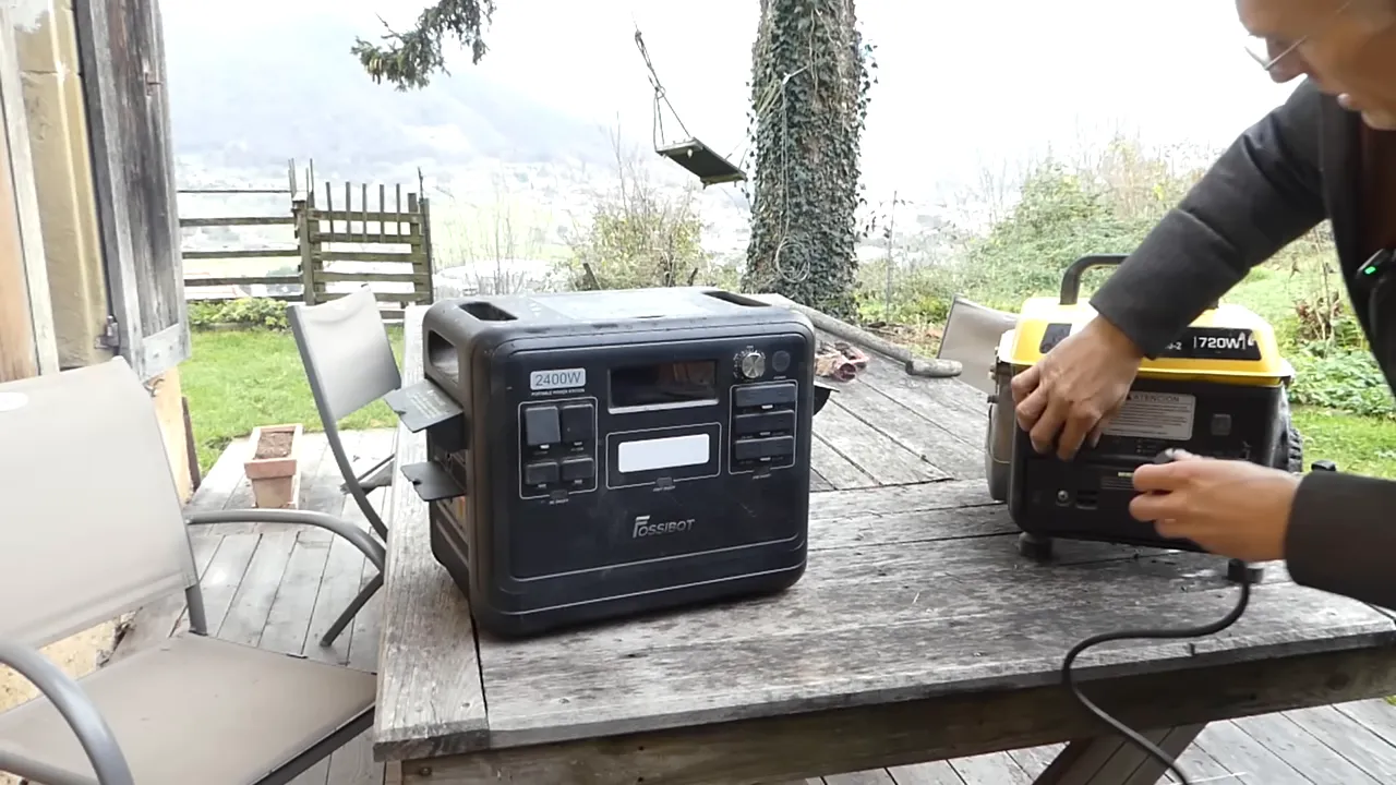 Mains branchant le câble sur le générateur à côté de la station FOSSiBOT F2400