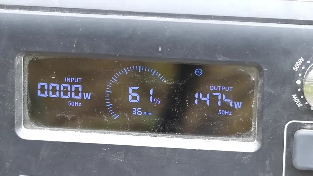 Affichage de la station FOSSiBOT montrant Input 000W, 61% et Output 1474W avec temps restant